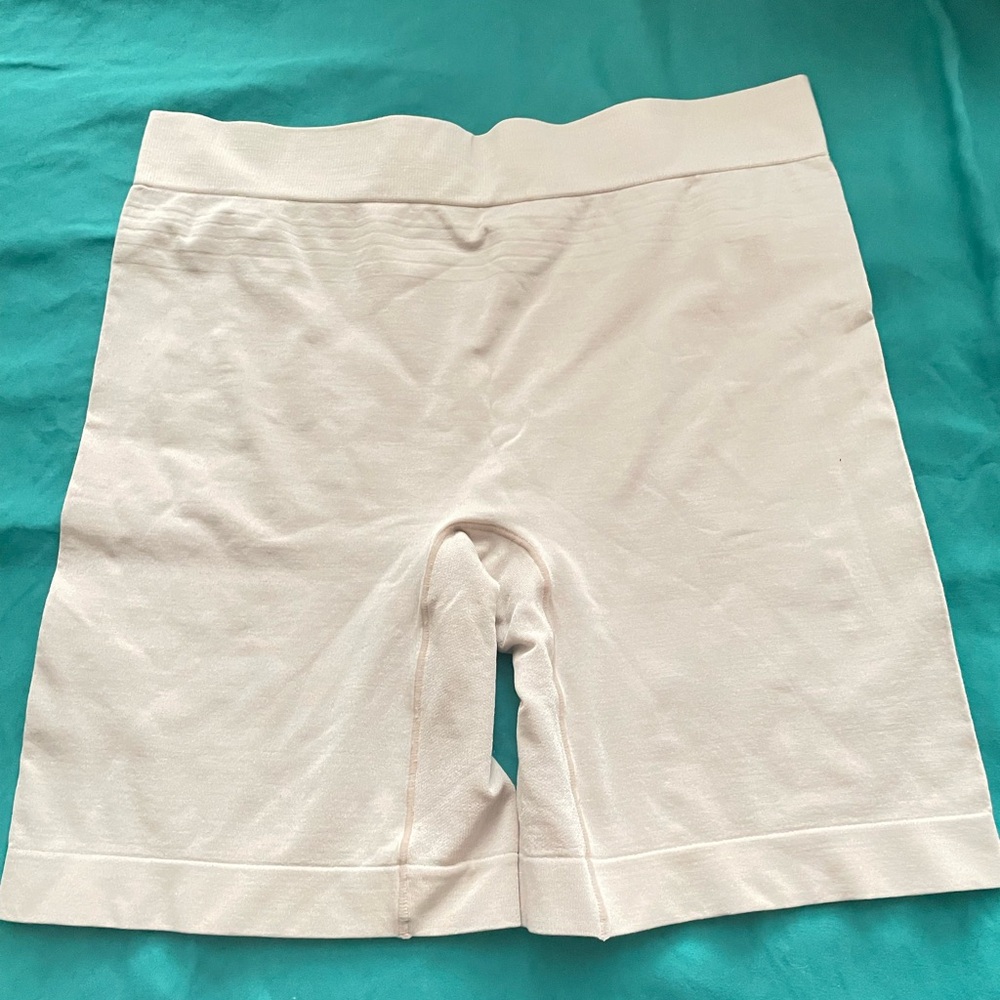 Cream High-Waisted Shorts new without tag nice